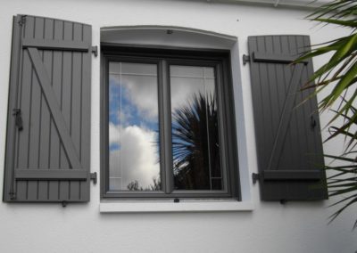 PAGE GARDE fenêtre PVC gris et volet battant alu