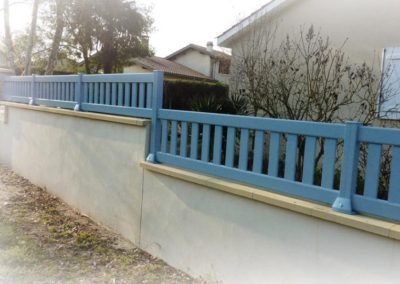 clôture à barreaudage bleu
