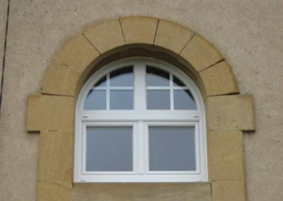 fenêtre PVC croisillons crémone traditionnelle 1