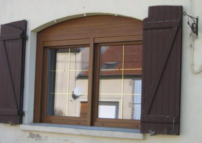 fenêtre PVC décor chêne doré avec réhausseur de cintre