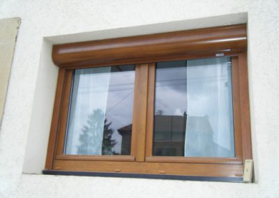fenêtre PVC décor chêne doré et volet roulant alu