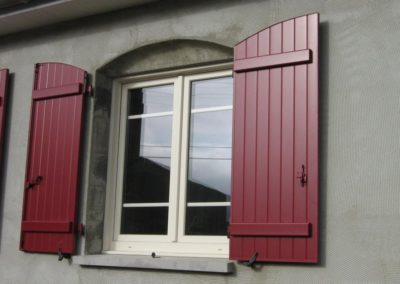 fenêtre PVC et volet battant bordeaux