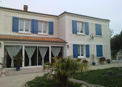 maison fenêtres PVC blanc et volets battants bleu