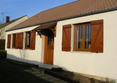 maison fenêtres PVC décor chêne doré et porte dentrée bois
